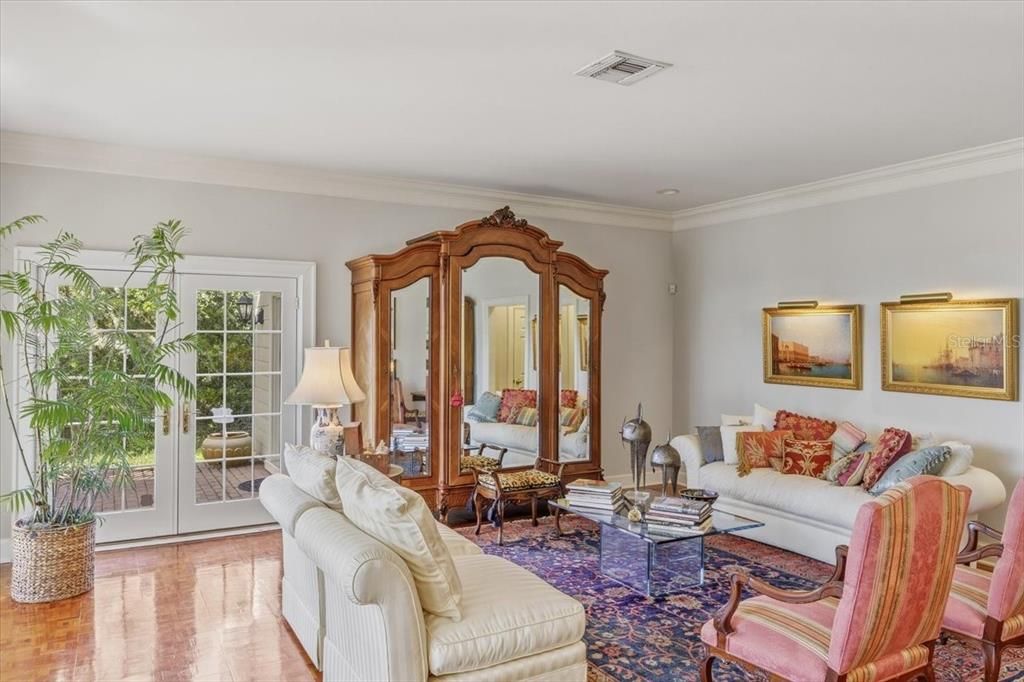 For Sale: $1,500,000 (6 beds, 4 baths, 5311 Square Feet)
