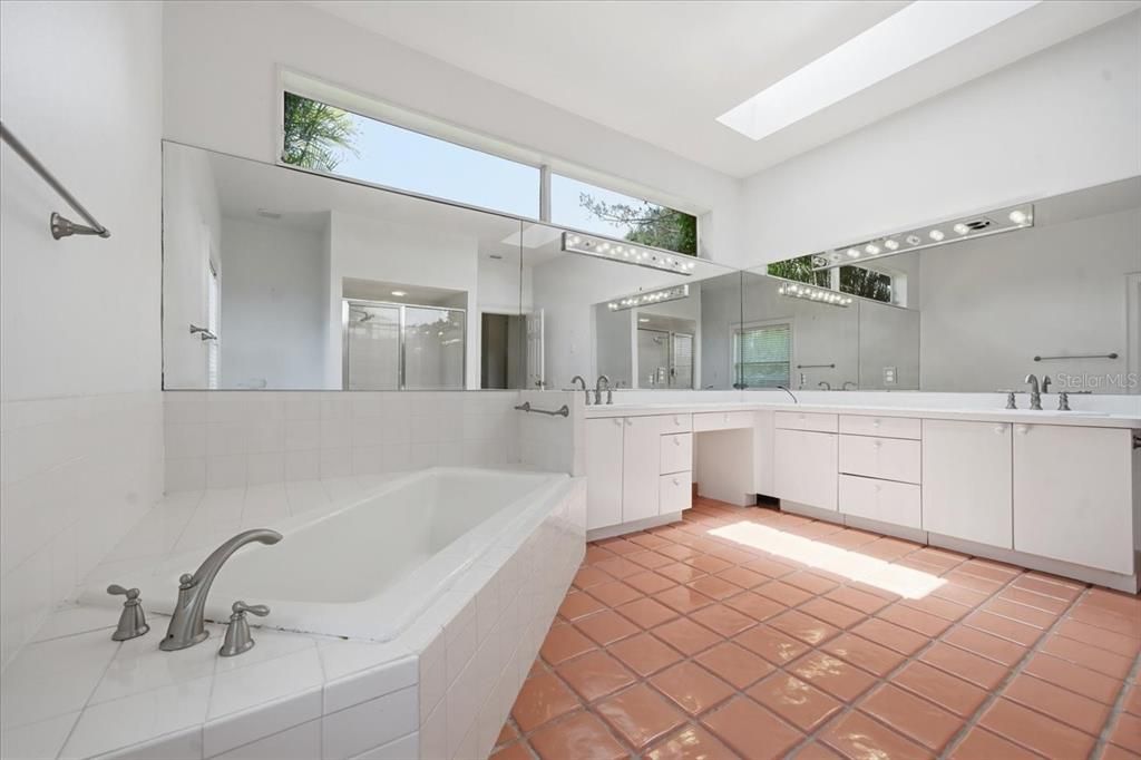 For Sale: $1,500,000 (6 beds, 4 baths, 5311 Square Feet)