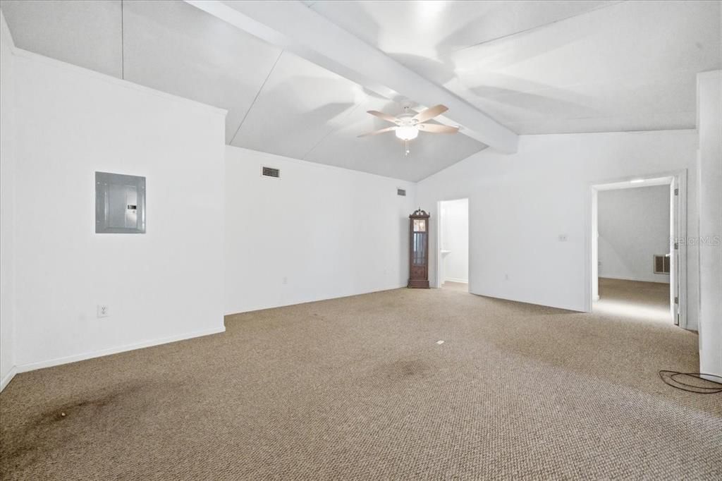 For Sale: $1,500,000 (6 beds, 4 baths, 5311 Square Feet)