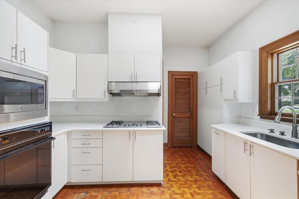 For Sale: $1,500,000 (6 beds, 4 baths, 5311 Square Feet)