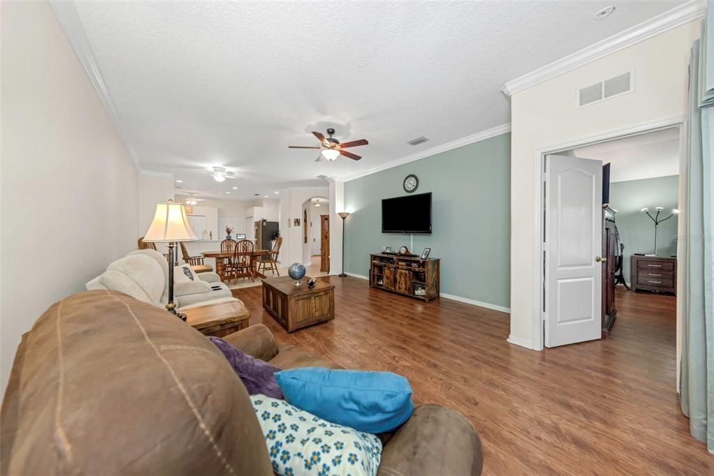 For Sale: $354,900 (2 beds, 2 baths, 1722 Square Feet)