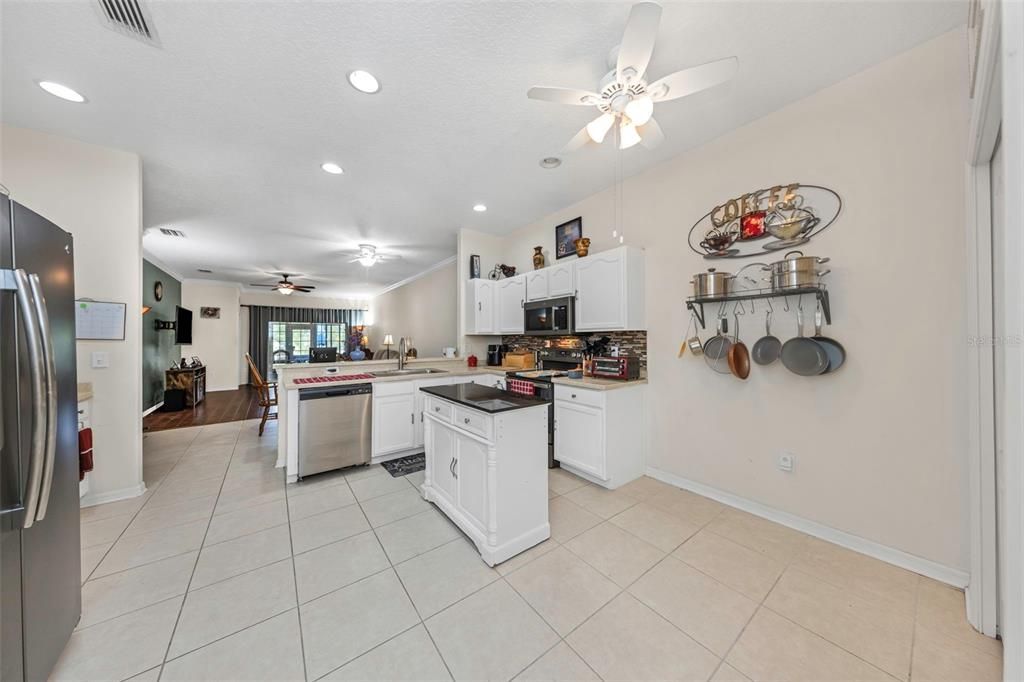 For Sale: $354,900 (2 beds, 2 baths, 1722 Square Feet)