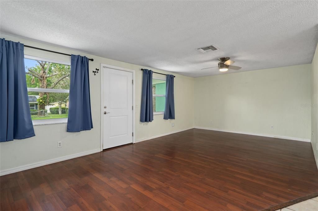 For Sale: $215,000 (3 beds, 2 baths, 1270 Square Feet)