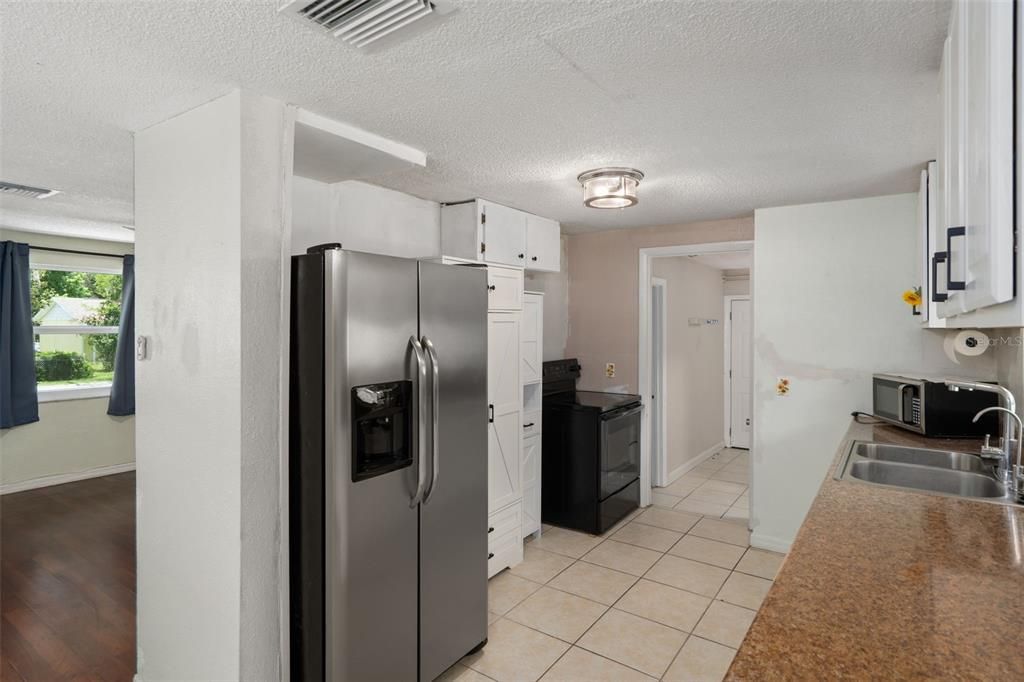 For Sale: $215,000 (3 beds, 2 baths, 1270 Square Feet)