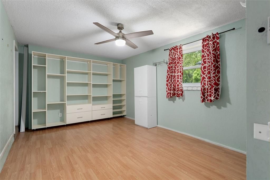 For Sale: $215,000 (3 beds, 2 baths, 1270 Square Feet)
