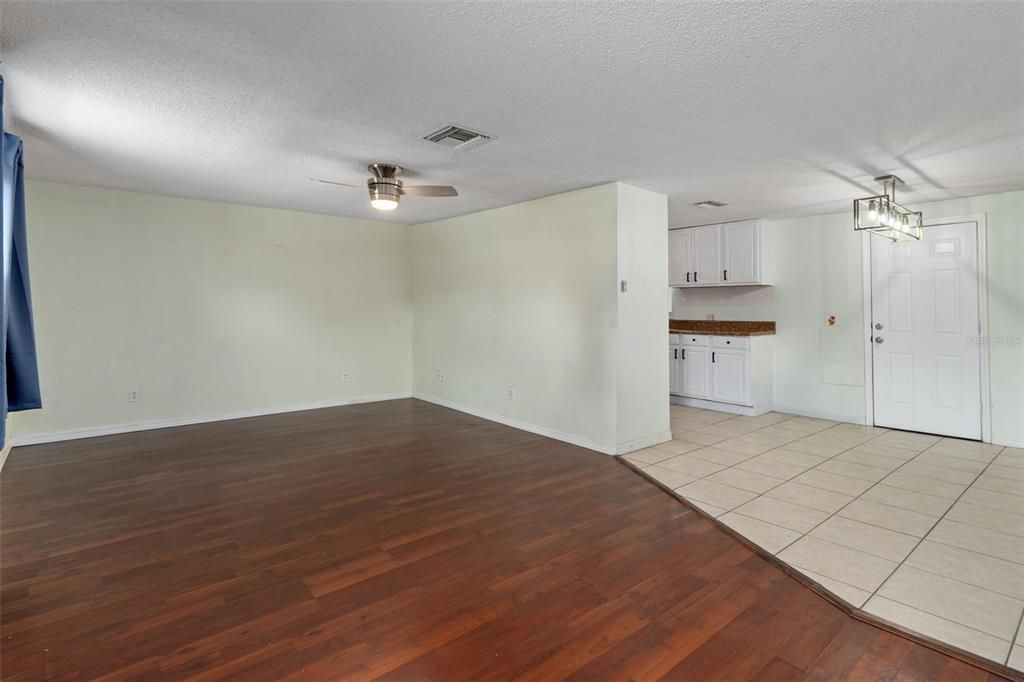 For Sale: $215,000 (3 beds, 2 baths, 1270 Square Feet)