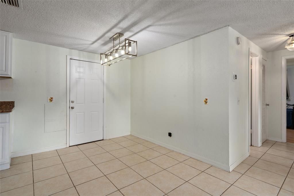 For Sale: $215,000 (3 beds, 2 baths, 1270 Square Feet)