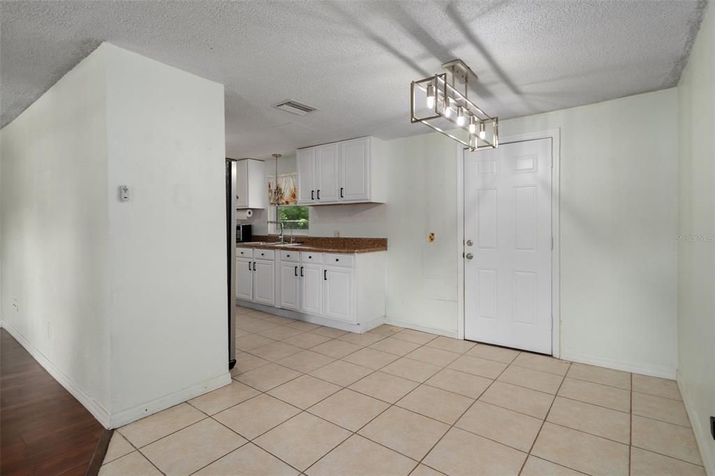 For Sale: $215,000 (3 beds, 2 baths, 1270 Square Feet)