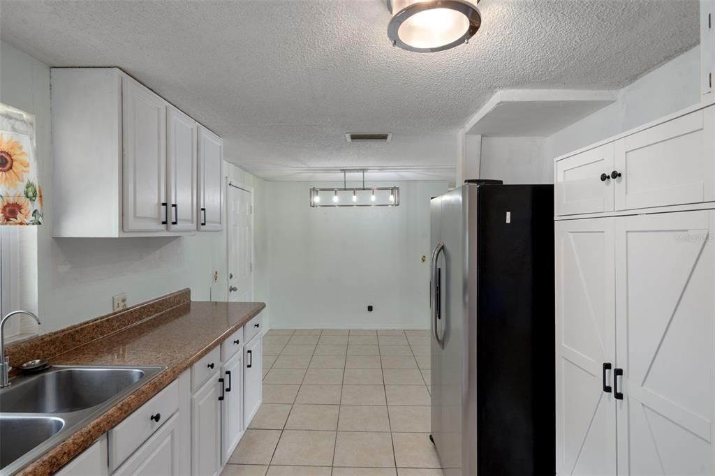 For Sale: $215,000 (3 beds, 2 baths, 1270 Square Feet)