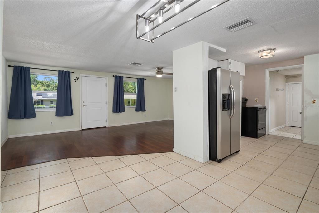 For Sale: $215,000 (3 beds, 2 baths, 1270 Square Feet)
