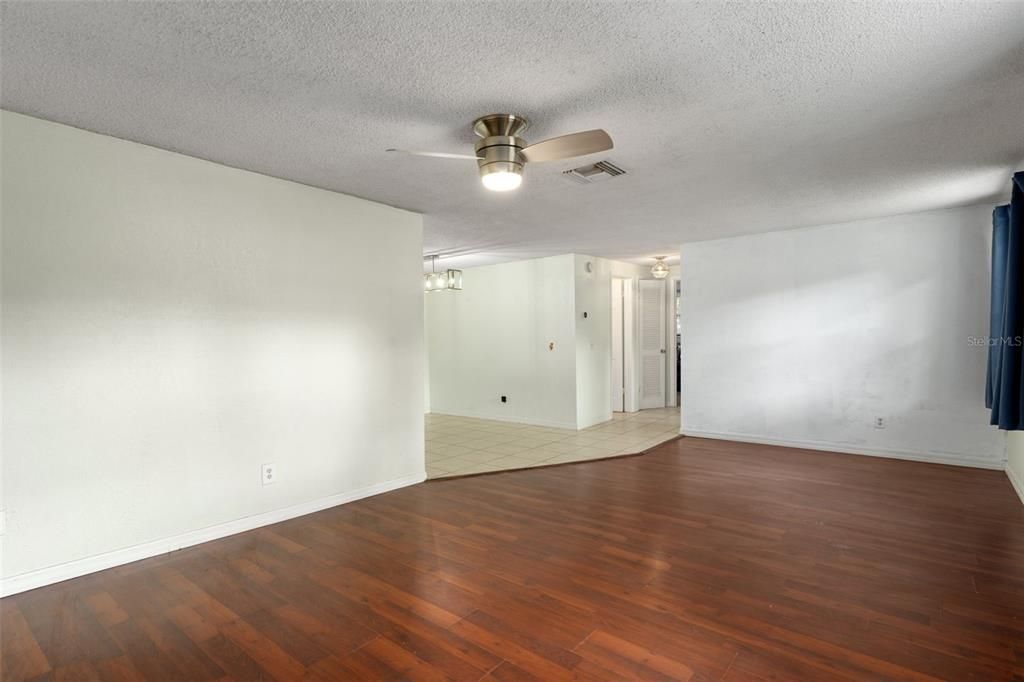 For Sale: $215,000 (3 beds, 2 baths, 1270 Square Feet)
