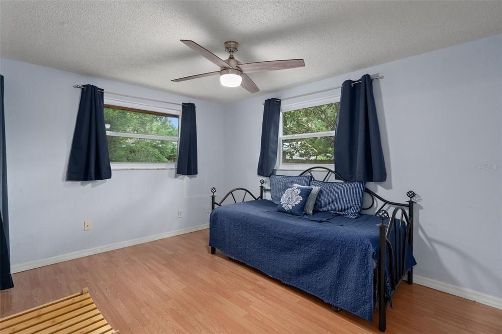 For Sale: $215,000 (3 beds, 2 baths, 1270 Square Feet)