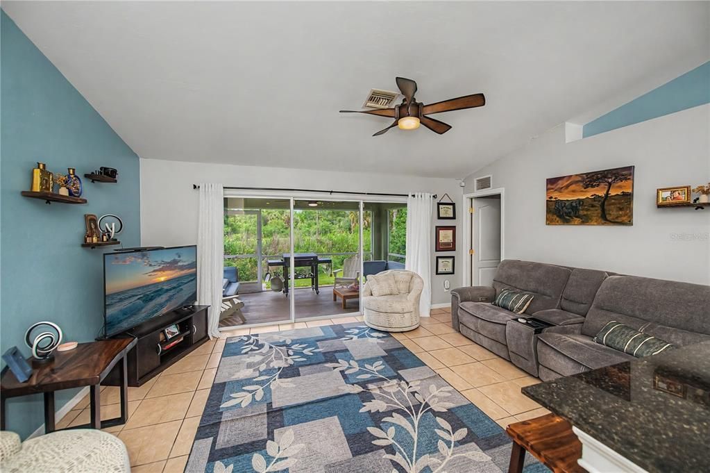 For Sale: $289,900 (3 beds, 2 baths, 1272 Square Feet)