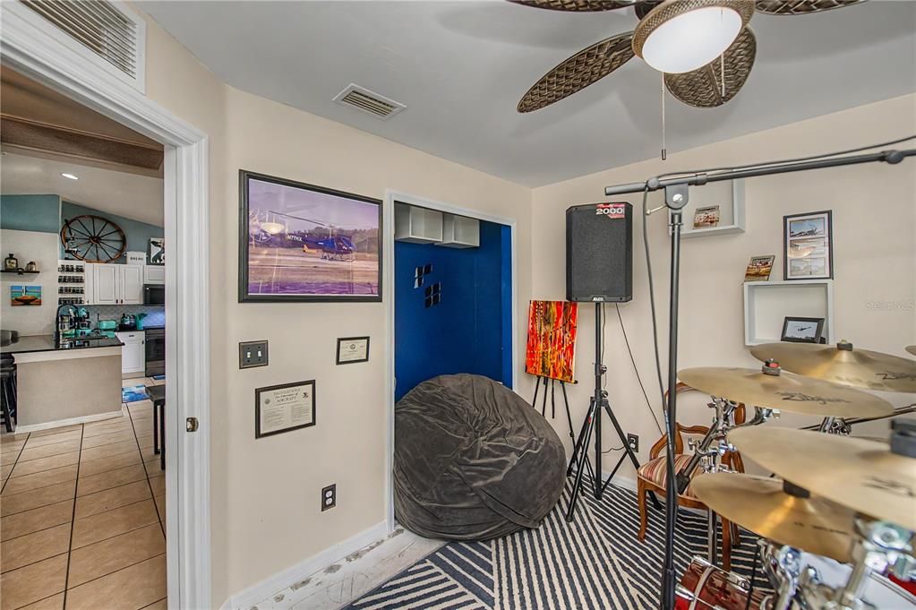 For Sale: $289,900 (3 beds, 2 baths, 1272 Square Feet)