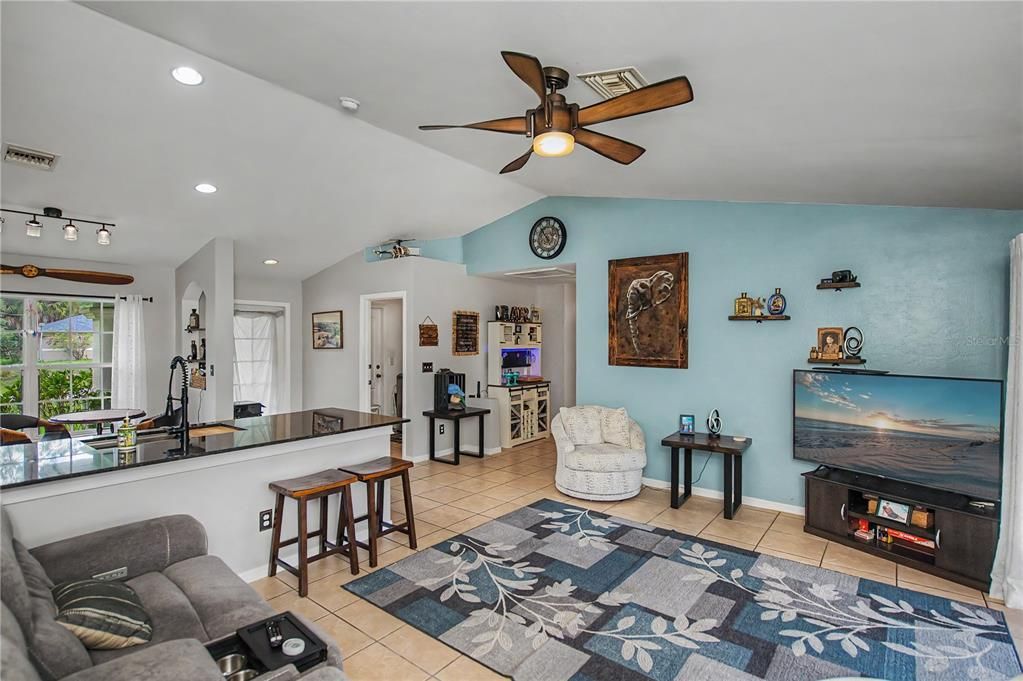 For Sale: $289,900 (3 beds, 2 baths, 1272 Square Feet)