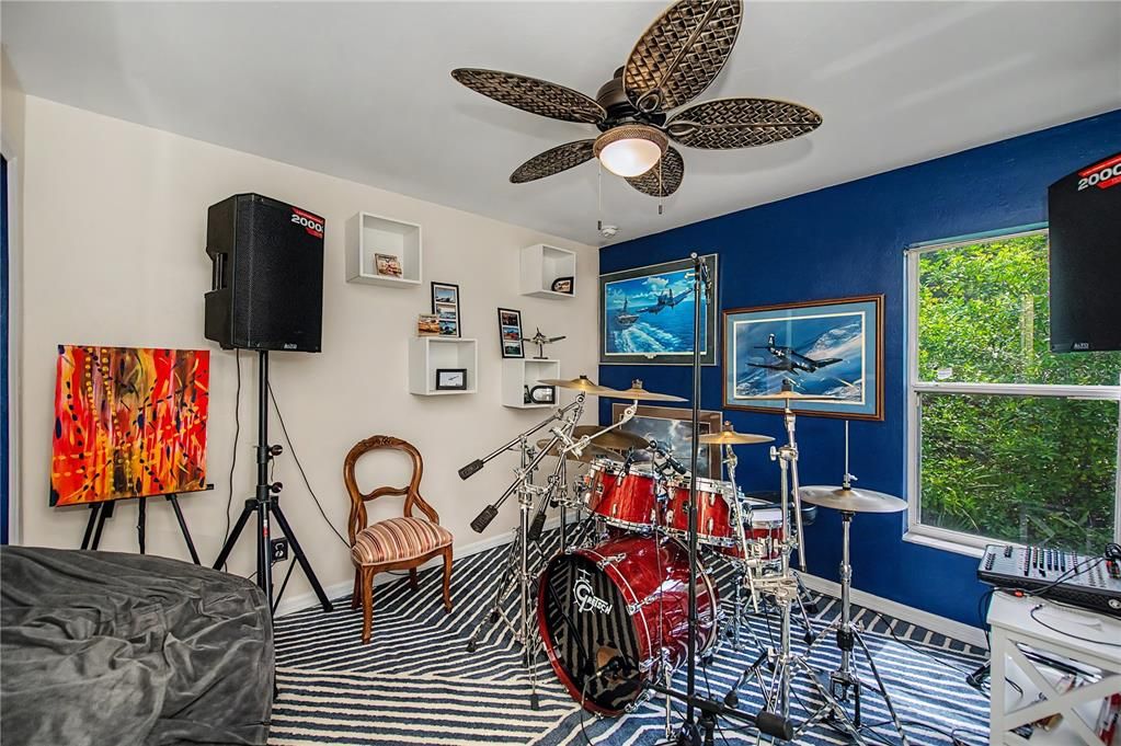 For Sale: $289,900 (3 beds, 2 baths, 1272 Square Feet)