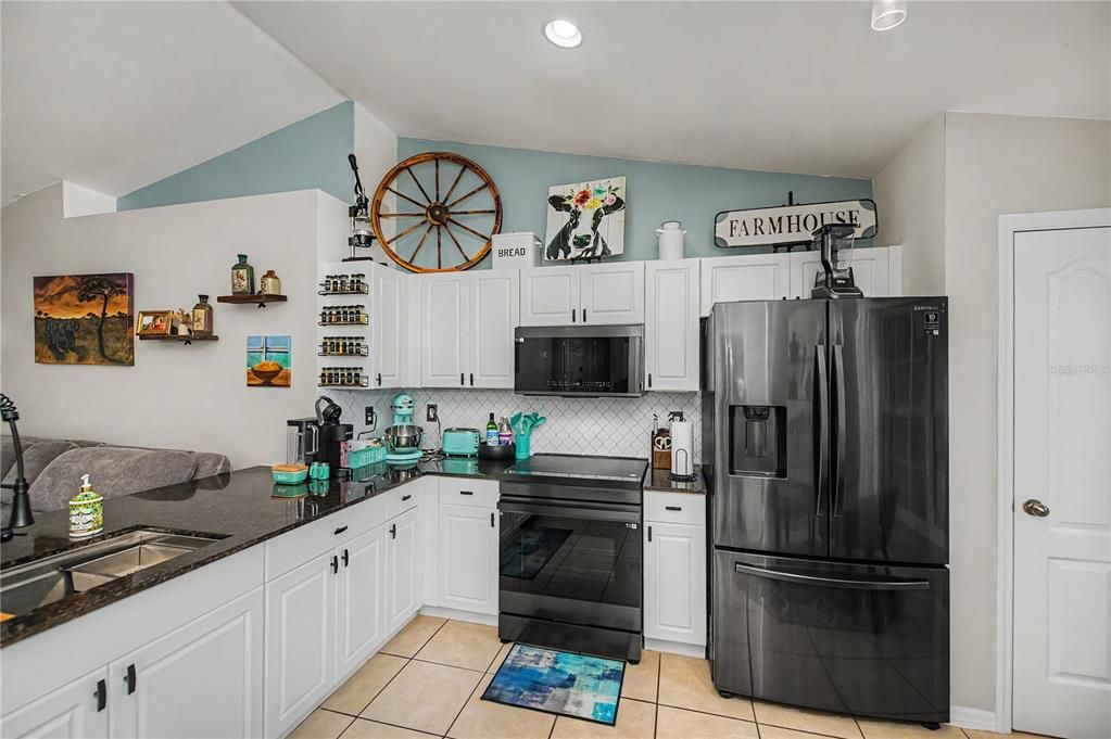 For Sale: $289,900 (3 beds, 2 baths, 1272 Square Feet)