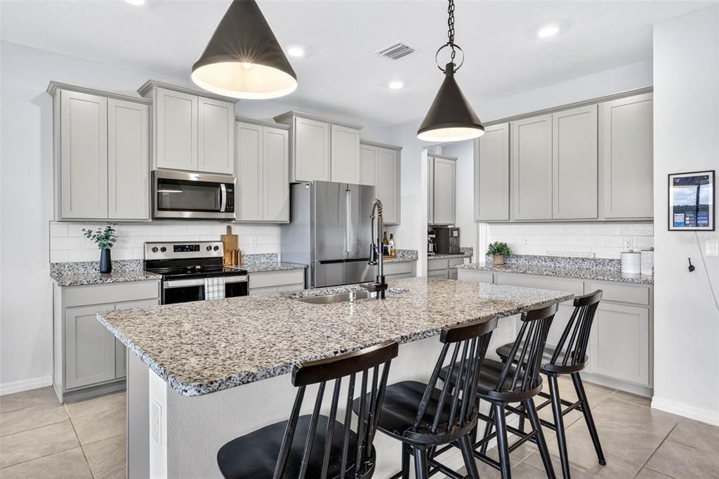 For Sale: $465,000 (5 beds, 3 baths, 2934 Square Feet)