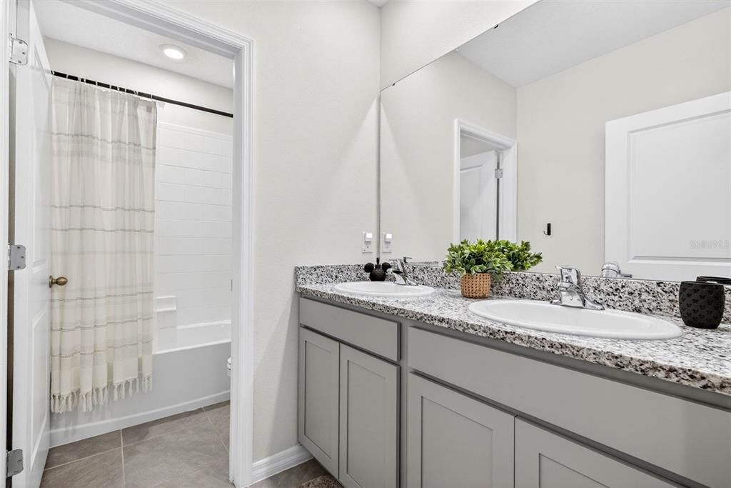 For Sale: $465,000 (5 beds, 3 baths, 2934 Square Feet)