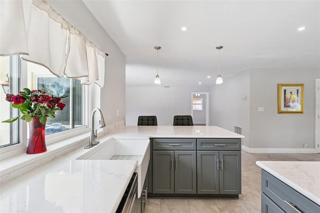 En Venta: $459,000 (5 camas, 3 baños, 2106 Pies cuadrados)