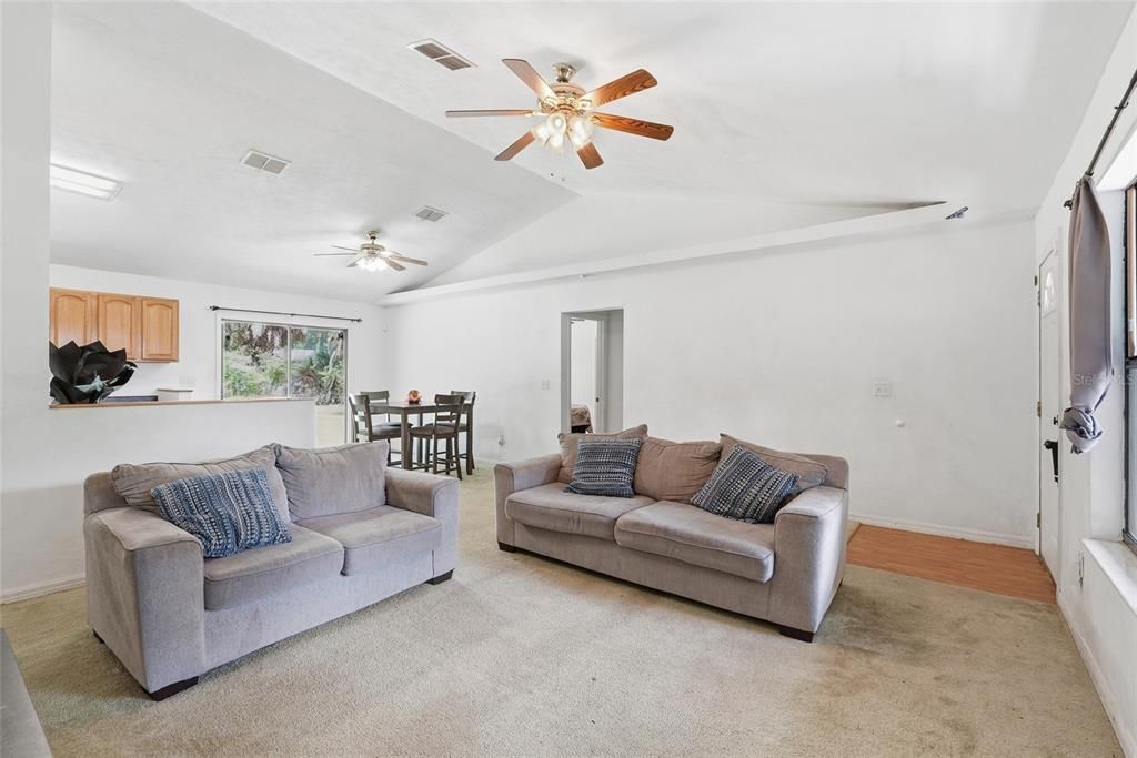For Sale: $275,000 (3 beds, 2 baths, 1632 Square Feet)