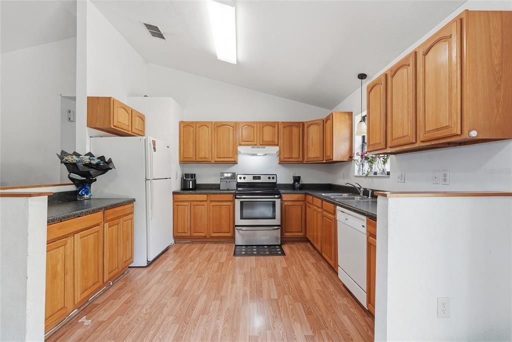 For Sale: $275,000 (3 beds, 2 baths, 1632 Square Feet)