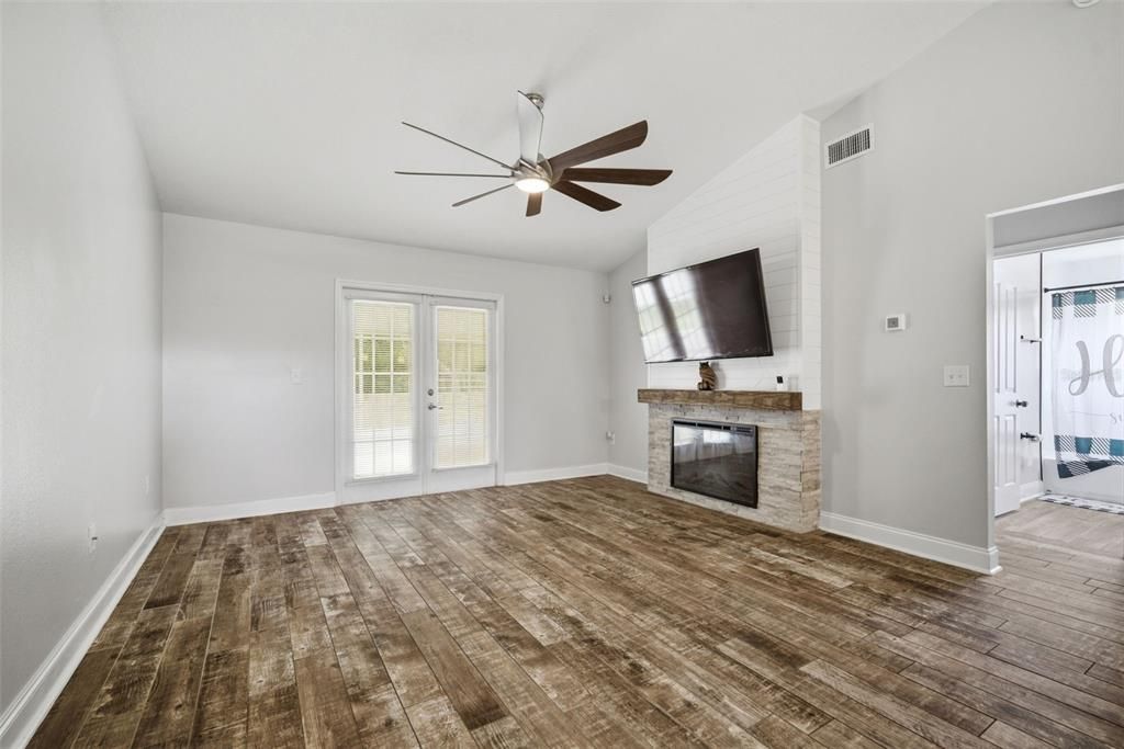 For Sale: $391,000 (4 beds, 2 baths, 1688 Square Feet)