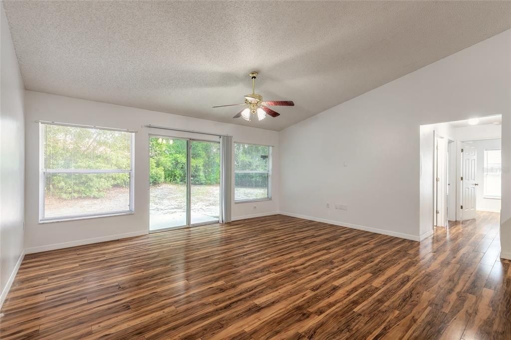 En Venta: $325,000 (3 camas, 2 baños, 1810 Pies cuadrados)