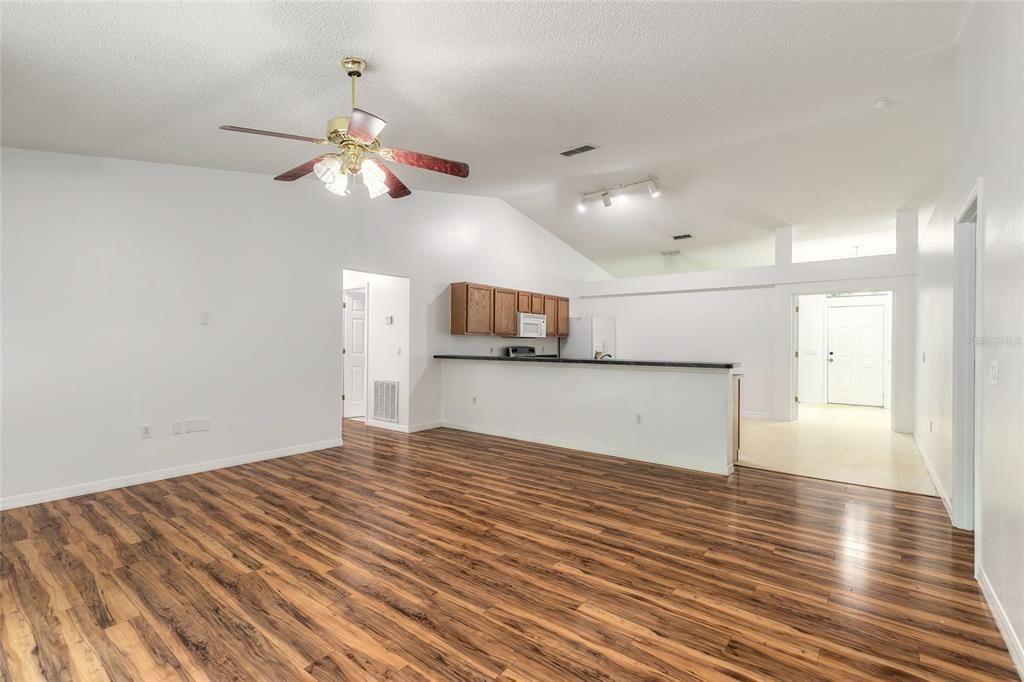 En Venta: $325,000 (3 camas, 2 baños, 1810 Pies cuadrados)