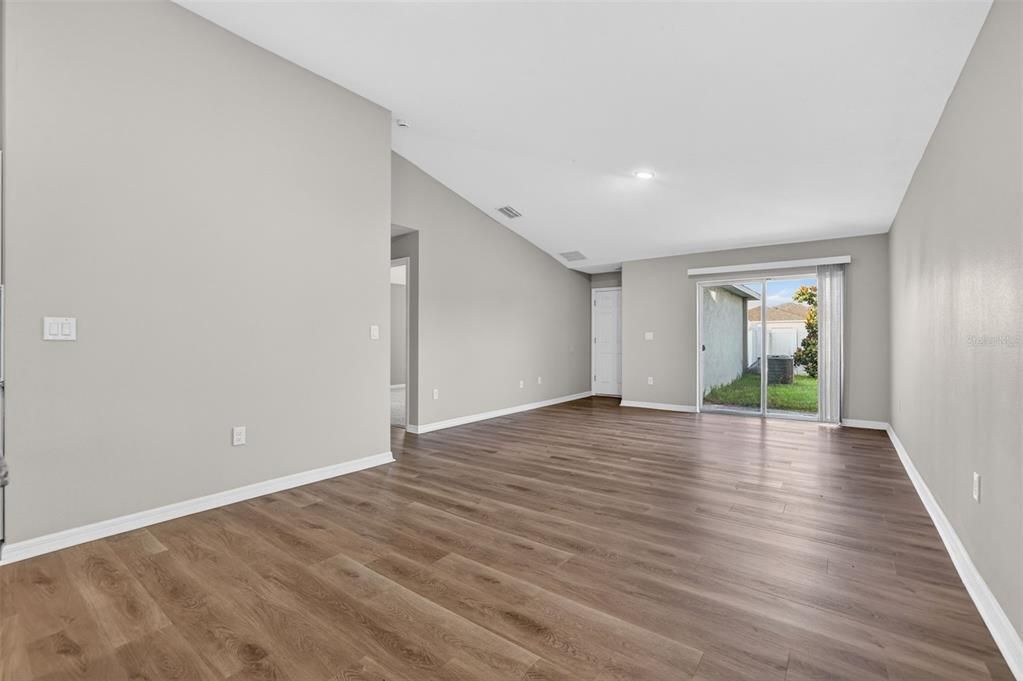 Activo con contrato: $315,000 (4 camas, 2 baños, 1689 Pies cuadrados)