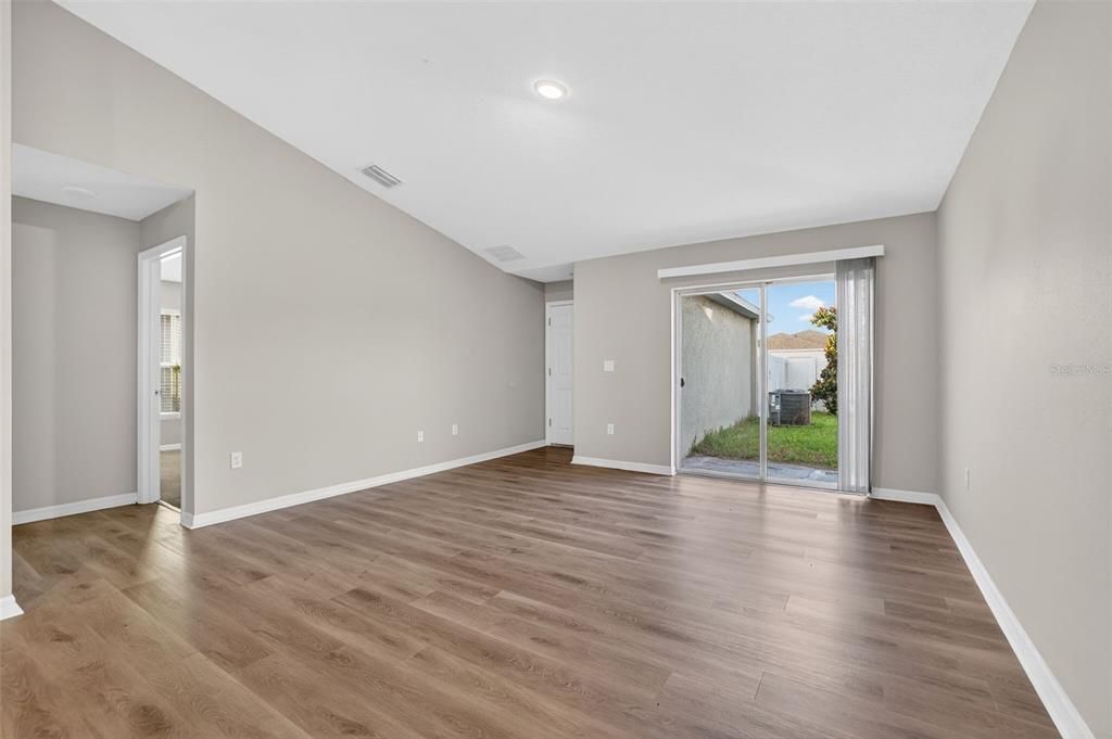 Activo con contrato: $315,000 (4 camas, 2 baños, 1689 Pies cuadrados)
