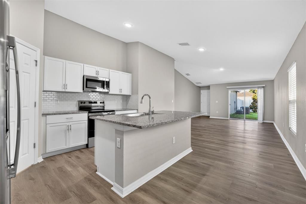 Activo con contrato: $315,000 (4 camas, 2 baños, 1689 Pies cuadrados)