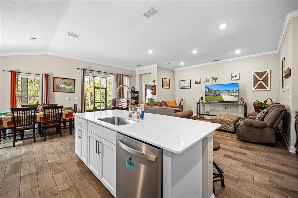 En Venta: $359,000 (4 camas, 3 baños, 2043 Pies cuadrados)