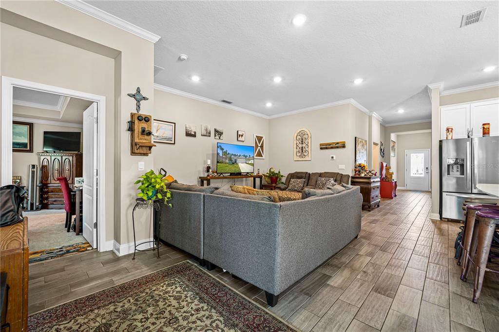 En Venta: $359,000 (4 camas, 3 baños, 2043 Pies cuadrados)