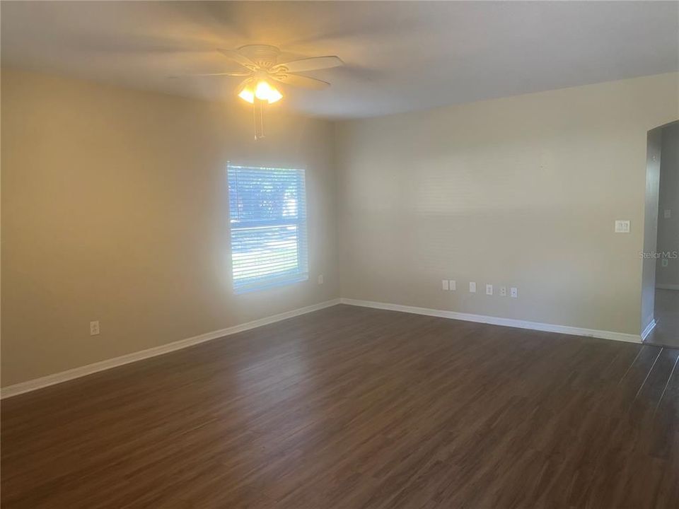 Activo con contrato: $295,000 (4 camas, 2 baños, 2021 Pies cuadrados)