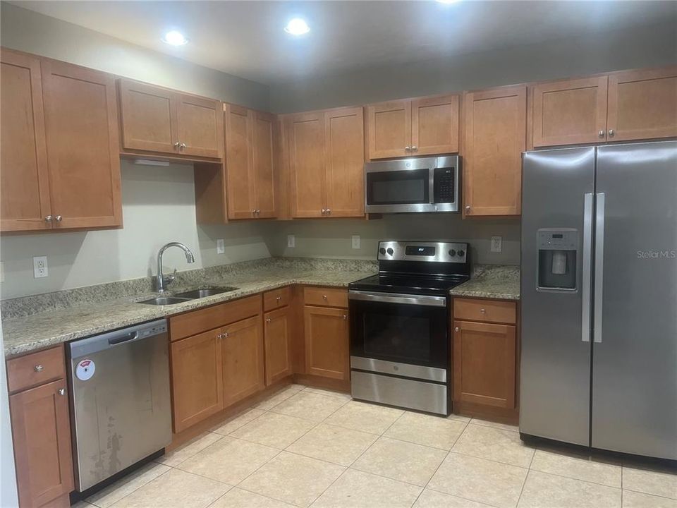 Activo con contrato: $295,000 (4 camas, 2 baños, 2021 Pies cuadrados)