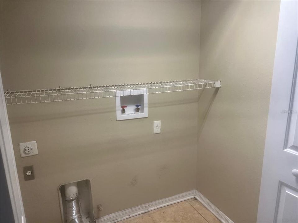 Activo con contrato: $295,000 (4 camas, 2 baños, 2021 Pies cuadrados)