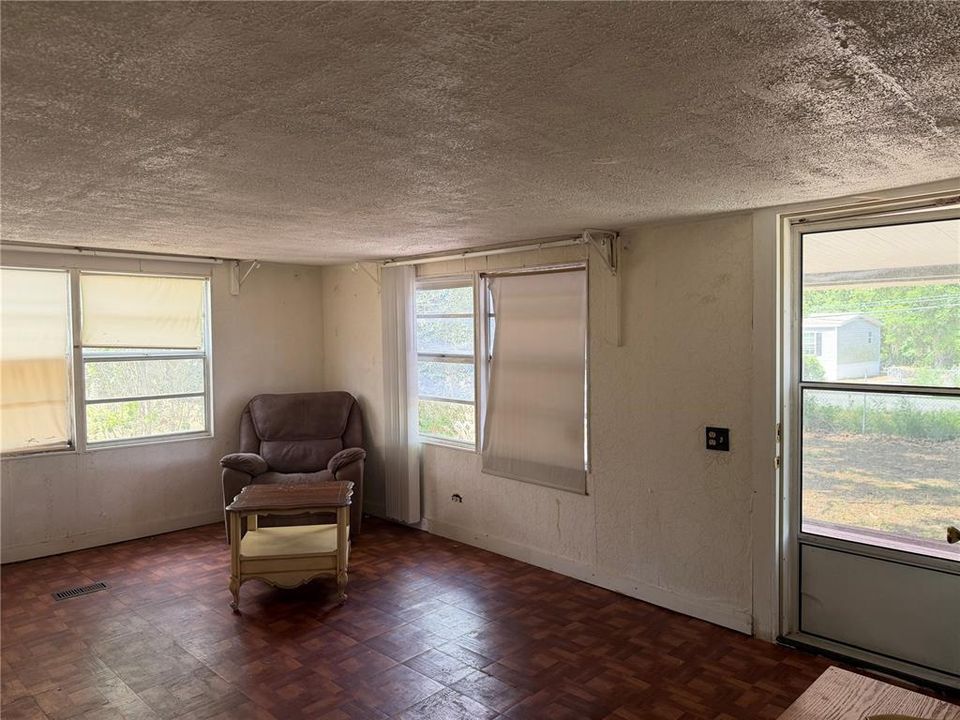 For Sale: $259,000 (3 beds, 2 baths, 960 Square Feet)