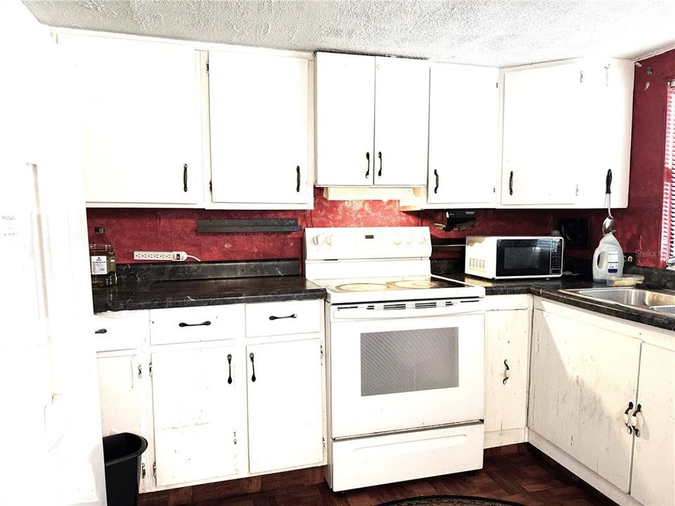 For Sale: $259,000 (3 beds, 2 baths, 960 Square Feet)