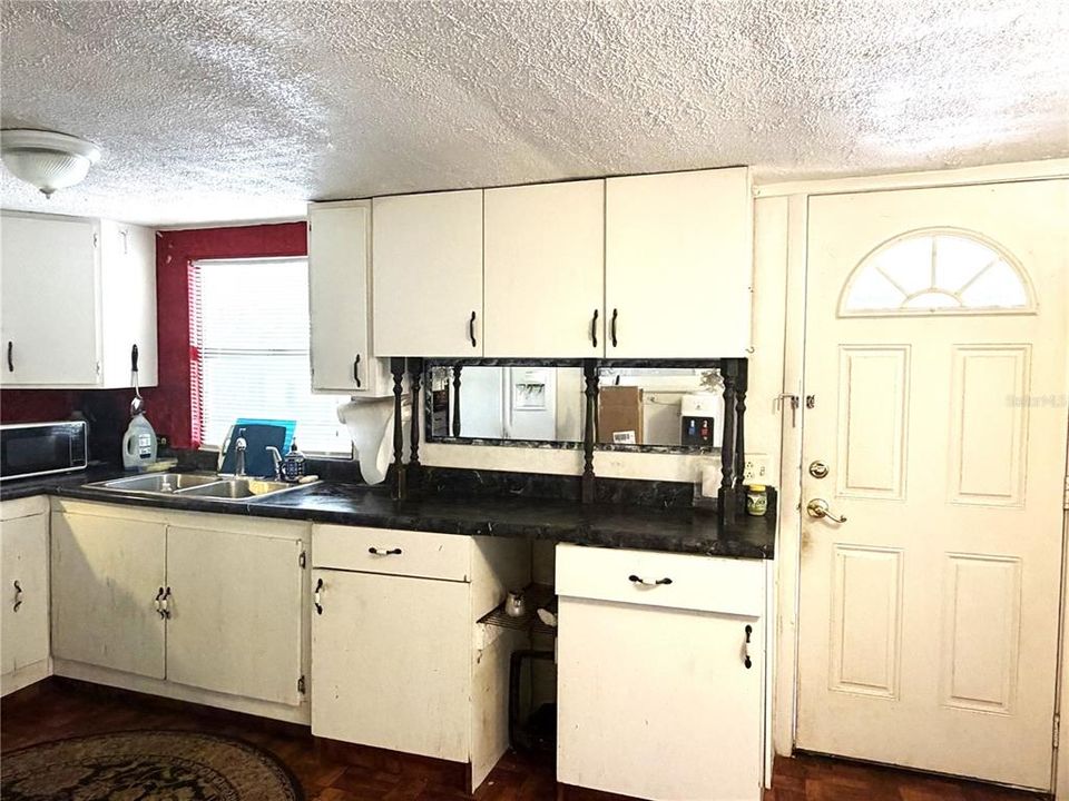 For Sale: $259,000 (3 beds, 2 baths, 960 Square Feet)