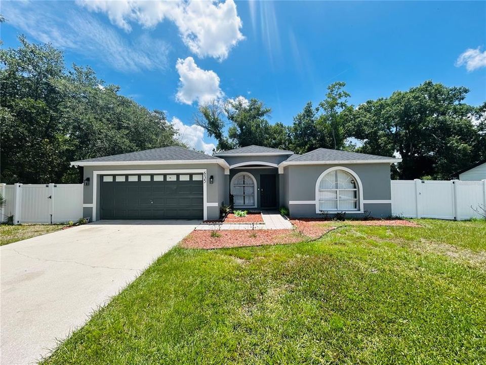 Activo con contrato: $249,900 (4 camas, 2 baños, 1188 Pies cuadrados)