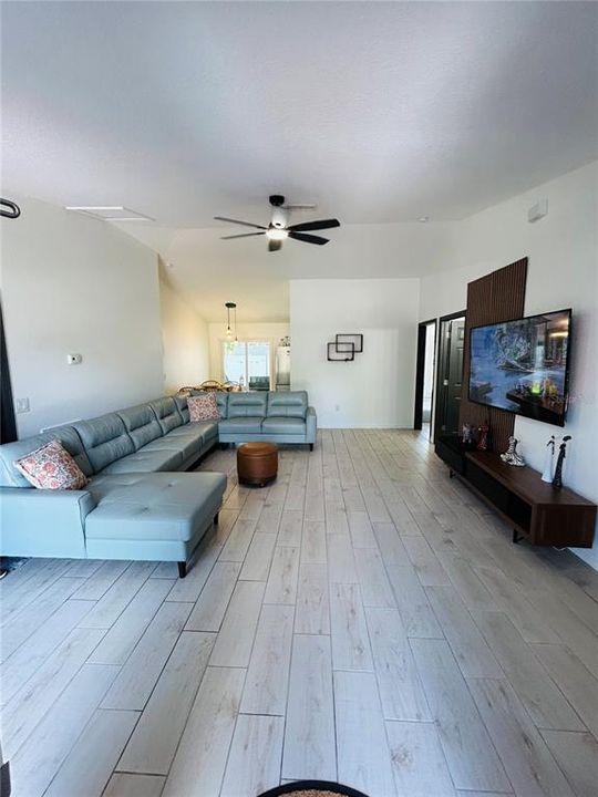 Activo con contrato: $249,900 (4 camas, 2 baños, 1188 Pies cuadrados)