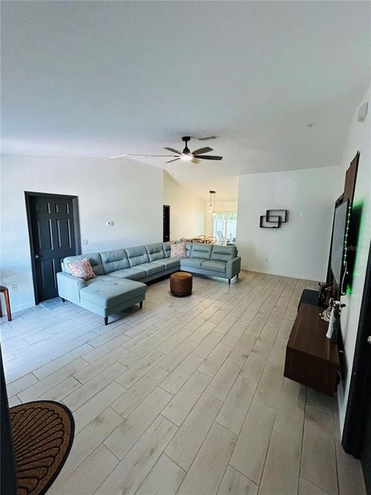 Activo con contrato: $249,900 (4 camas, 2 baños, 1188 Pies cuadrados)