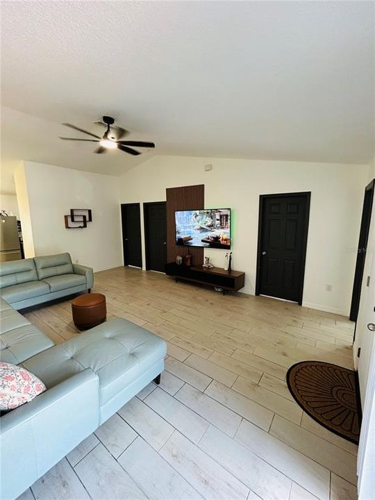 Activo con contrato: $249,900 (4 camas, 2 baños, 1188 Pies cuadrados)