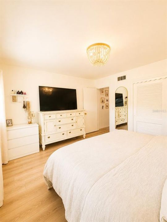For Sale: $470,000 (3 beds, 1 baths, 1337 Square Feet)