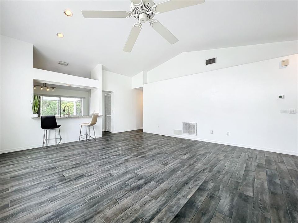 В аренду: $2,700 (3 спален, 2 ванн, 1215 Квадратных фут)
