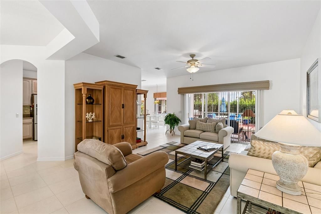 En Venta: $359,000 (2 camas, 2 baños, 2038 Pies cuadrados)