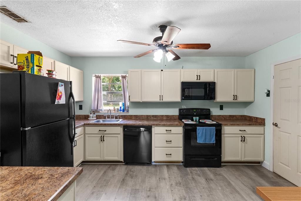 For Sale: $195,000 (3 beds, 1 baths, 1100 Square Feet)