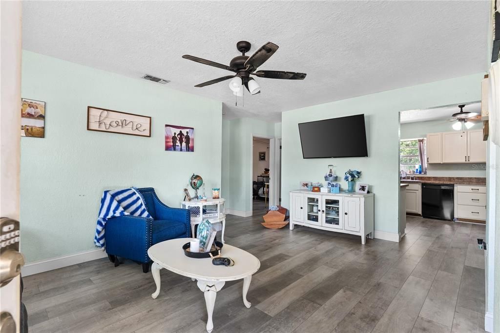 For Sale: $195,000 (3 beds, 1 baths, 1100 Square Feet)
