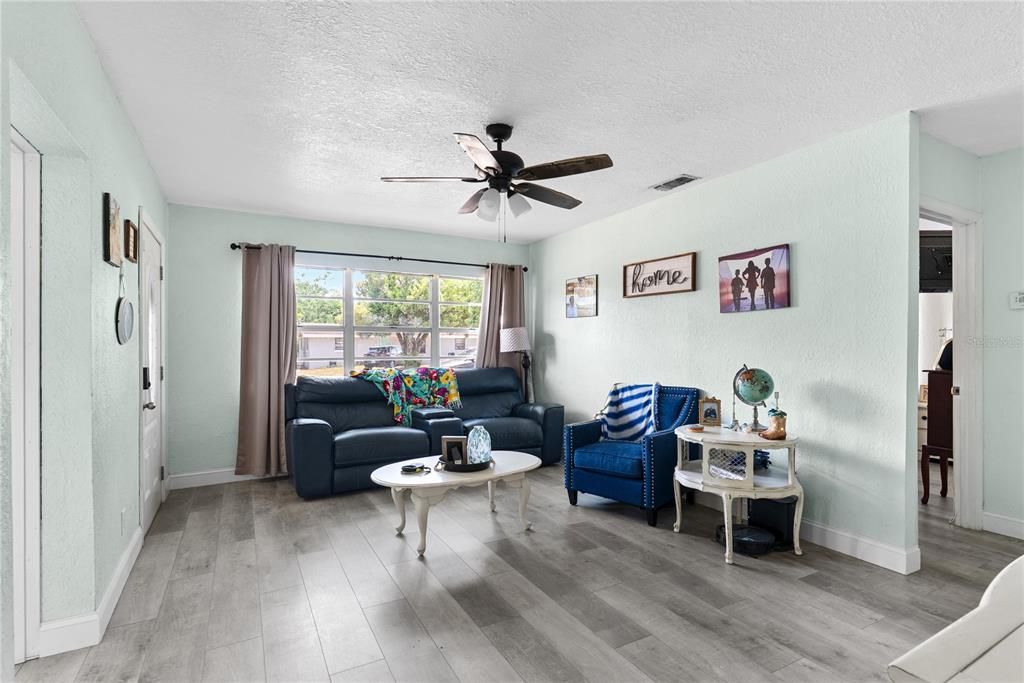 For Sale: $195,000 (3 beds, 1 baths, 1100 Square Feet)